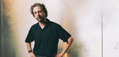 Album der Woche mit Oneohtrix Point Never: Feierabendblues für die Künstliche Intelligenz - Abgehört-Kolumne