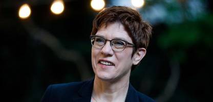kas: annegret kramp-karrenbauer hält an kandidatur für stiftungsvorsitz fest