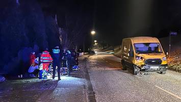 DHL-Transporter kracht in Kleinwagen – Frau wird schwer verletzt