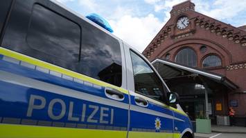 mann will ice erreichen – und läuft einfach über die gleise