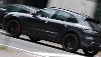 porsche-fahrer fährt mann an ampel über den fuß – absichtlich?