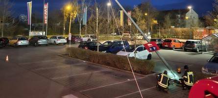 Kurioser Einsatz: Feuerwehr „fällt“ Straßenlaterne an Augsburger Supermarkt