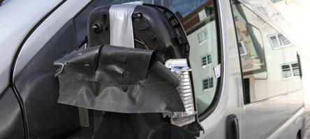 Unbekannter tritt Spiegel an zehn Autos in Augsburgs Innenstadt ab