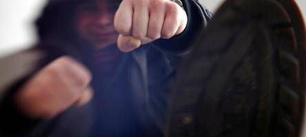 zwei männer schlagen auf 48-jährigen ein