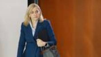 Debatte um Praxisgebühr: Bundesgesundheitsministerin Warken schlägt Facharztgebühr vor