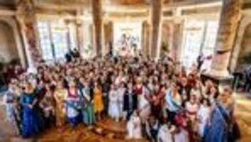 Traditionen: Hessens Hoheiten feiern Brauchtum im Biebricher Schloss