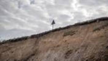 Unfälle: Steilküste stürzt teilweise ab - Radfahrerin leicht verletzt