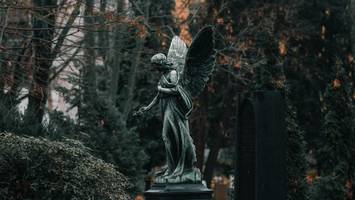 Wandern durch Zeit und Erinnerung: Berlins Friedhöfe als Sehenswürdigkeiten und Geschichtenorte