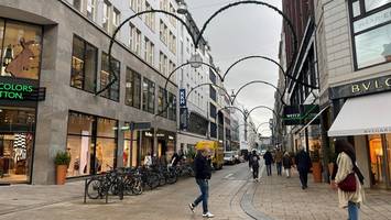 aktion mit „blutiger schere“ vor modemarke in der hamburger city