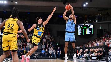 nächste towers-pleite: was aber macht der hamburger sportchef in japan?