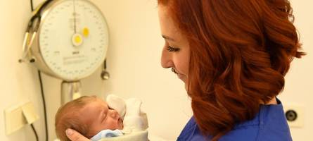 „das ist nicht selbstverständlich“: drei mütter berichten, wie sie ihre hebamme gefunden haben