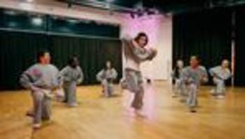 hiphop academy hamburg: schnürsenkel-check! konzentration! und packt die pommbären weg!