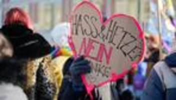 Kundgebung: Proteste und Zuspruch zu Dragqueen-Lesung im Humboldt Forum