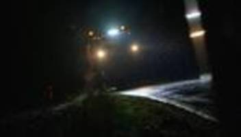 Wetter: Glatteis und Schnee sorgen für rutschige Straßen in Bayern