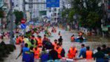 starkregen: mindestens 90 tote nach Überschwemmungen und erdrutschen in vietnam