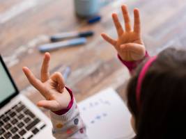 Studie zu mathematischer Entwicklung: Erst mit den Fingern, später im Kopf: So lernen Kinder Mathe am besten