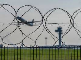 dobrindt: klare kante: zahl der abschiebungen steigt deutlich