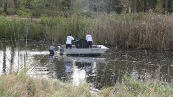 Motorboot auf Teich sorgt im Südosten Berlins für ungewohnten Anblick