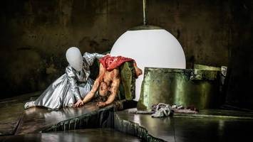 salome-premiere: ein blutiger traum zwischen liebe und wahnsinn