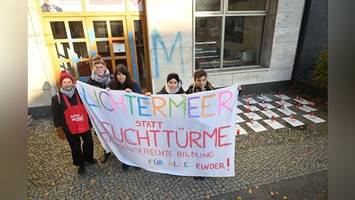 wütende eltern vor büro von spd-politiker: „kinder haben keine priorität“