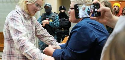 Russland lässt Straßenmusikerin Diana Loginowa aus Arrest frei – 18-Jährige verlässt offenbar das Land