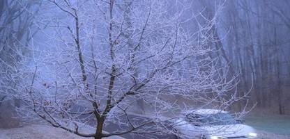 Wetter in Deutschland: Schnee und gefrierender Regen sorgen für glatte Straßen