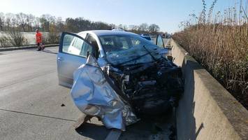 auf der a1: 19-jähriger verletzt sich schwer in seinem vw golf