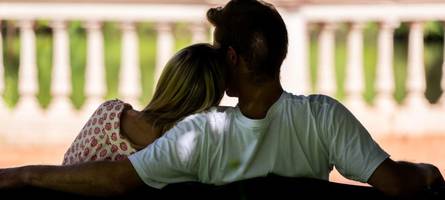 intimität in der beziehung: lässt kuscheln wunden schneller heilen?