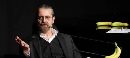 Hagen Rether analysiert die Gegenwart als eine lange Abfolge unkluger Entscheidungen