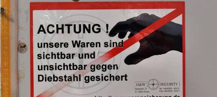 senior begeht ladendiebstahl und wird von mitarbeiter gestoppt