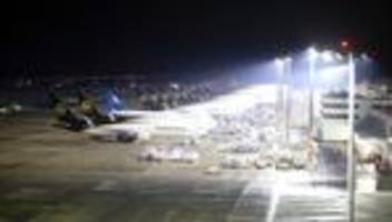 Flughafensicherheit: Verspätete Passagiere laufen auf Flugfeld - Strafverfahren