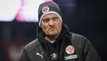Fußball-Bundesliga: Galgenhumor vor Bayern-Spiel: St.-Pauli-Trainer bleibt