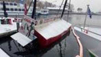 Havarie: Fotomotiv mit Scholz – Stralsunder Imbisskutter gesunken