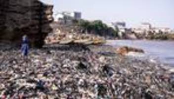 Kritik an Fast Fashion: Umweltschützer verschenken Kleidung von der Müllhalde