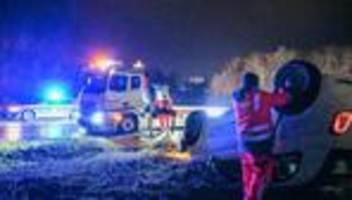 Unfall: Auto überschlägt sich auf glatter Straße und landet auf Dach