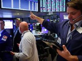 Fed-Entscheidungsträger uneinig: Zinssenkungs-Hoffnung überlagert Tech-Sorgen an der Wall Street