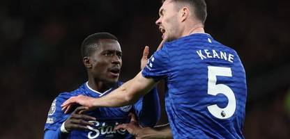 fc everton vs manchester united: idrissa gueye ohrfeigt teamkollegen michael keane - und sieht rot