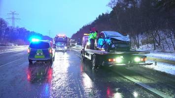 Glätte führt zu schwerem Unfall auf A7 und Vollsperrung
