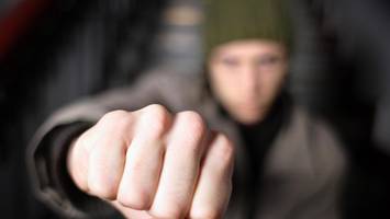 junger mann wehrt sich gegen rassismus – und wird deshalb angegriffen