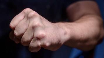 Kiosk überfallen – Wer kennt den Räuber im Steppmantel?