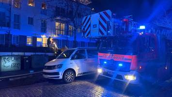bett steht in flammen: zwei personen gerettet – eine verletzt