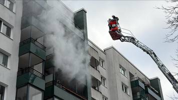 Wohnungsbrand in Billstedt – Mensch muss von Balkon gerettet werden