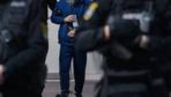 anschlag auf weihnachtsmarkt: todesfahrer von magdeburg aus dem gericht abgeführt