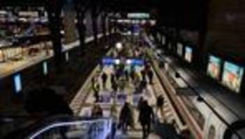 Elbvertiefung: Der tägliche Newsletter aus Hamburg: Nichts wie weg, aber wie, und wohin? Eine Nacht im Hauptbahnhof