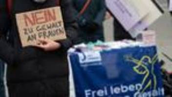 internationaler protesttag: protestaktionen für mehr schutz vor gewalt an frauen