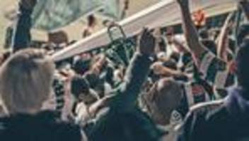 kinder im fußballstadion: papa, was singen die da?