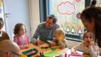 Kurzpraktikum: Ministerpräsident bastelt mit Glitzer in Kita