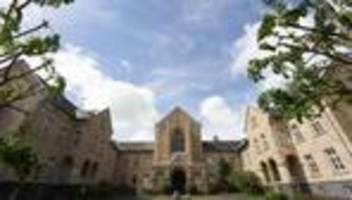 Verfahren läuft: Vorwürfe gegen Landeskrankenhaus: Bericht bis Jahresende