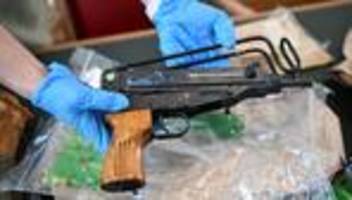 Waffenhandel: Remscheider Arsenal: Ermittler listen 300 scharfe Waffen auf