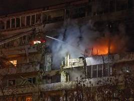 mehrere wohngebäude getroffen: russland fliegt massive luftangriffe auf kiew